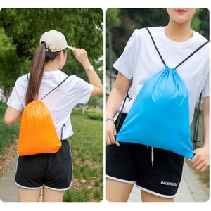 Sac à dos de sport et de voyage personnalisé en polyester imperméable avec poignée en corde et fermeture à cordon - Product Image 5