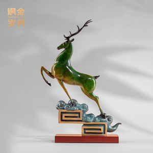 Sculpture d'animal en laiton fait main, motif cerf porte-bonheur et nuage volant, avec éléments en cuivre et or, cadeau de bureau et de pendaison de crémaillère - Product Image 3