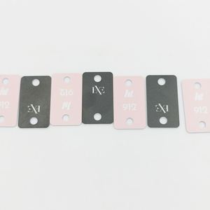 Étiquette rectangulaire en ABS avec numéro et plaque nominative imprimés, numérotée de manière consécutive, pour cintre de vestiaire - Product Image 1