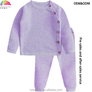 Vêtements chauds personnalisés en usine, ensembles <span class=keywords><strong>pull</strong></span>-over-pantalon 2 pièces en tricot-printemps-automne en coton pour bambins et bébés filles avec bouton - Product Image 4