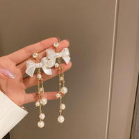 Boucles d'oreilles pendantes en alliage plaqué or avec perle d'eau douce blanche, nœud papillon et pompon – Meilleure vente