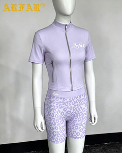 Set Yoga Personalizzato Y2k <span class=keywords><strong>per</strong></span> Donna con Stampa Leopardata, Giacca Sportiva con Cerniera Dorata, Pantaloncini, Completo Estivo 3 Pezzi da Palestra, Tuta da Donna - Product Image 3