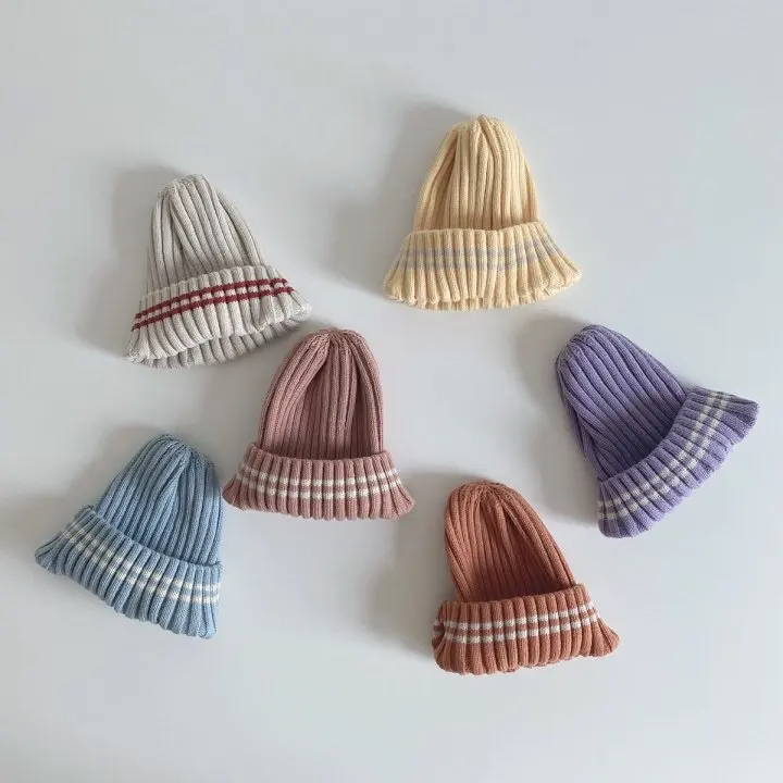 Encantadora 100% acrílico de ganchillo personalizados puntos adorno sombrero de invierno tejido a mano Beanie sombrero con pompones