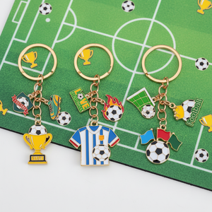 ชุดพวงกุญแจฟุตบอลเคลือบเงา พร้อมจี้รูปถ้วยรางวัล เสื้อแข่ง และรองเท้าสตั๊ด สีทอง สำหรับแฟนบอลและนักเตะ - Product Image 2