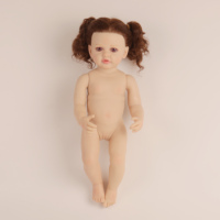 Poupée réaliste en vinyle de 22 pouces, avec des cheveux bouclés et une double queue de cheval, et un pyjama rose, cadeau de fête d'anniversaire pour les petites filles