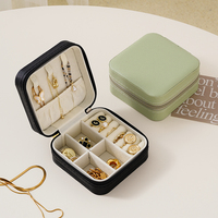 Coffret à bijoux de voyage pour cadeau de mariage, organiseur portable pour bagues, boucles d'oreilles et colliers, petite boîte à bijoux en cuir personnalisée
