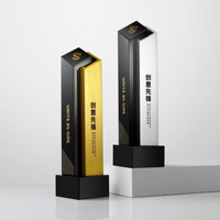 Trophée en métal et cristal au design moderne, fait main, artisanal, pour champion, durable, personnalisable avec logo