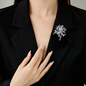 Broche de Flor de Cristal Colorido de Alta Qualidade TIANSHE, Acessório Elegante e Versátil para Casacos de Inverno Femininos - Product Image 4
