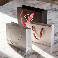 Sacs en papier personnalisés avec logo imprimé, vente en gros, haute qualité, pour emballages cadeaux, avec poignée en ruban, pour vêtements et chaussures