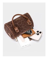 Sac à main bandoulière tendance rétro 2026 pour femme avec fermeture éclair, doublure en nylon, détails lettres et imprimé léopard