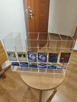 Boîte de présentation en acrylique pour booster PTCG - Éclairage LED rotatif moderne et écologique, pré-assemblée pour bureau