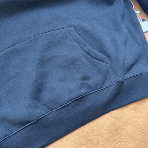 เสื้อฮู้ดโอเวอร์ไซส์บุขนแกะสำหรับฤดูใบไม้ร่วง ผ้าคอตตอนผสม สไตล์มินิมอล สตรีทแวร์ ปักตัวอักษร ไหล่ตก พร้อมส่ง - Product Image 5