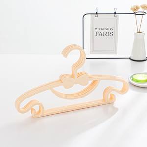 Chine Petits <span class=keywords><strong>cintres</strong></span> multifonctions non marquants Conception centrale de noeud papillon Cintre en plastique portable pour enfants - Product Image 3