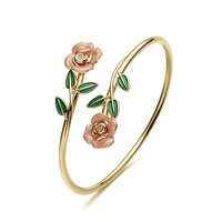Bracelet manchette ouverte en laiton plaqué or 18 carats avec émail rose et motifs floraux pour femme, bijou de poignet élégant et distinctif