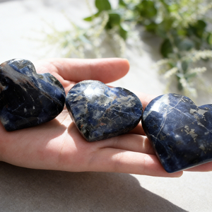 Cœur en Sodalite Bleue Polie Naturelle Écologique en Gros, Pierre de Palmier Sculptée en Forme de Cœur pour Cadeau de Saint-Valentin - Product Image 3
