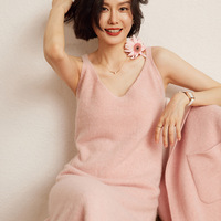 Fournisseur de mode : Robe midi en cachemire de Mongolie, col en V, tricotée, sans manches, style ample et élégant