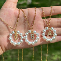 Collier en acier inoxydable plaqué or 18 carats avec pendentif lettre cercle en strass et perle de verre de 6 mm – Vente en gros