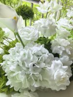 Maßgefertigtes Handgemachtes Weiß-Grünes Minimalistisches Seiden-Blumen-Tischgesteck Künstliche Rosen- und Calla-Lilien-Arrangement für Hochzeiten und Feiern