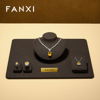 Braunes Mikrofaser-Schmuckdisplay-Set: Halskettenbüste, Anhängerständer, Ohrringhalter, Ringständer, Basis-Tablett, Boutique-Schaufenster-Requisiten