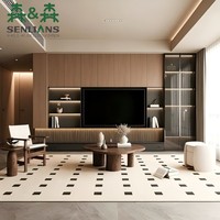 Unit TV dinding kayu hitam custom dari lantai hingga langit-langit, dua ceruk lampu, etalase kaca, fitur slatted, laci rendah