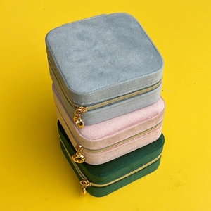 Caja de almacenamiento de joyas cuadrada de terciopelo EVERWIN personalizable con cierre de cremallera para anillos, pendientes y organizador de viaje. - Product Image 4
