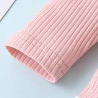 Hete Aanbieding Casual Stijl Baby Setjes Effen Kleur Licht Roze Geribbelde Rompers Baby Kleding Set met Bloemige Broekjes