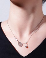 Pendentif Raquette et Balle de Squash Plaqué Or 18K Résistant au Ternissement et Longue Durée, Accessoire Sportif, Cadeau Idéal pour Meilleurs Amis ou Couples