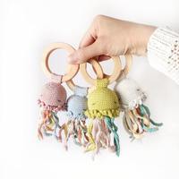 Animaux en crochet faits main en coton (Larve, Abeille, Chat, Baleine, Méduse, Ours) avec hochet à anneau en bois de hêtre, décoration de sapin de Noël