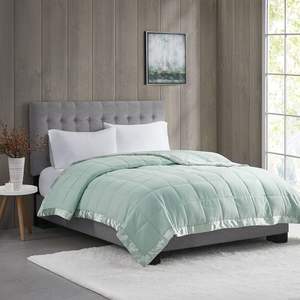 Couverture de lit alternative en duvet léger DB DB avec garniture élégante en satin - Product Image 1