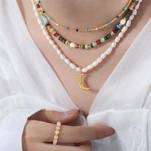 Collar de Moda con Colgante de Luna Chapado en Oro de Acero Inoxidable y Cadena de Perlas de Agua Dulce - Product Image 6