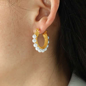 Boucles d'oreilles créoles torsadées en acier inoxydable doré, perles texturées vintage, gravure personnalisée, bijoux élégants - Product Image 3