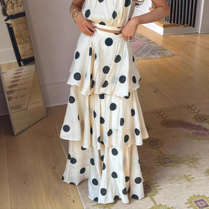 Conjunto de Dos Piezas para Mujer, Estilo Bohemio, Falda Corta con Estampado de Lunares Negros, Top Halter con Volantes, Falda Maxi Escalonada, Traje para Fiesta de Verano - Product Image 3