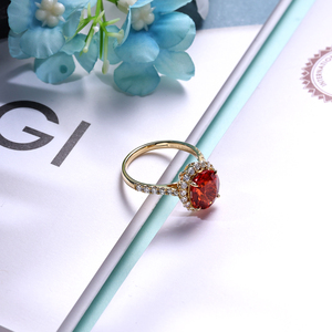 Anillo de Cóctel de Oro Sólido de 14K Personalizado con Zafiro Ovalado Cultivado en Laboratorio y Halo de Diamantes Cultivados en Laboratorio para Mujer - Product Image 5