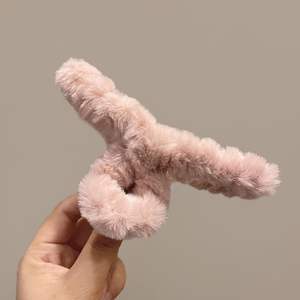 Großhandel 13cm große Kunststoff Haar Klaue Clip Koreanische Mode Flauschige Plüsch Party Style Haarschmuck Haarnadeln für Frauen Mädchen - Product Image 3