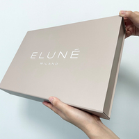 Boîte cadeau pliable en carton rigide recyclable avec logo personnalisé de luxe, gaufrage, fermeture magnétique, ruban, emballage en papier