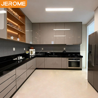 Ensemble de meubles de cuisine modulaires sur mesure avec comptoir en granit artificiel et armoire de rangement laquée pour appartement