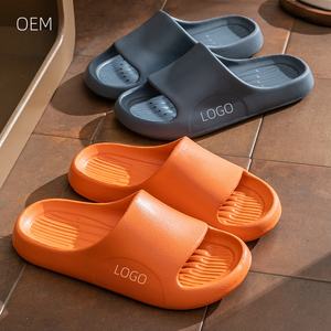 Pantoufles d'intérieur confortables en EVA à logo personnalisé, à bout ouvert, à semelle épaisse, antidérapantes, douces, pour hôtel et maison - Product Image 1