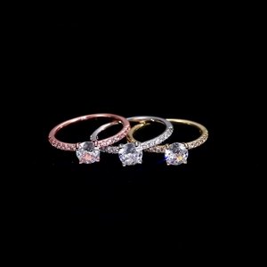 Bague de fiançailles et de mariage en cuivre plaqué or blanc avec cristaux carrés et griffes de diamant pour femme - Product Image 6