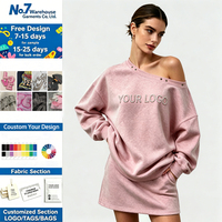 Ensemble confortable pour femme avec sweat-shirt à épaules dénudées et logo personnalisé en strass, et mini-jupe décontractée style streetwear avec détails rivets, pour boutique