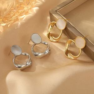 Boucles d'oreilles clous géométriques élégantes en zircon cuivré plaqué or pour femme, polyvalentes et tendance, avec anneau torsadé en métal, style Internet - Product Image 3