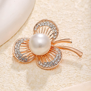 Broches de aleación bañados en oro con incrustaciones de diamantes de tres hojas y diseño de pintura al óleo para bodas y compromisos - Product Image 6