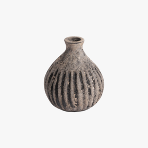 Este florero de cerámica mate de estilo rústico, hecho a mano con arcilla de terracota, es perfecto para la decoración estética del hogar. - Product Image 1