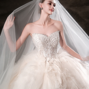 LSHT111 Vestidos de Novia Modernos y Tradicionales con Escote Corazón, Apliques de Encaje con Volantes y Flores, con Cola de Capilla - Product Image 4