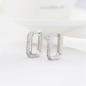 Pendientes Geométricos de Acero Inoxidable con Baño de Oro de 18k y Cristales, Venta al Por Mayor - Product Image 6
