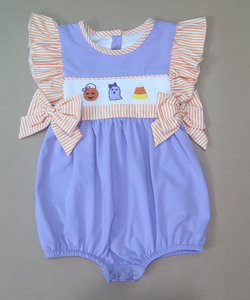 Conjunto de Halloween para niñas: Pelele morado con smock, bordado de calabaza, fantasma y dulces, y mangas con volantes a rayas naranjas para bebés. - Product Image 1