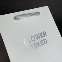 Sac en papier écologique noir mat avec logo argenté et relief floral pour boutique de cosmétiques, cadeau, parfum, vente au détail, sacs en papier personnalisés