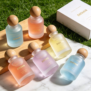 Bouteilles cylindriques givrées personnalisées de 30 ml et 50 ml avec bouchon à bille en bois, mécanisme de pulvérisation à pression, flacons de parfum en verre avec boîte - Product Image 1