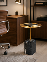 Table d'appoint en acier inoxydable brossé doré avec piétement en pierre naturelle pour hôtel et salon, fabrication OEM ODM directe usine