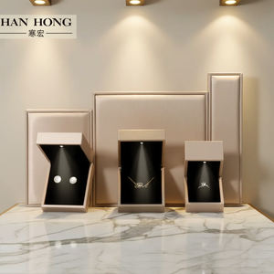 Caja de Joyería de Lujo al por Mayor con Luz Led y Logo Personalizado, Empaque para Collar, Pulsera y Anillo en Cuero PU Dorado de Primera Calidad - Product Image 2