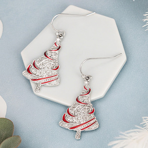 Boucles d'oreilles pendantes en émail rouge pailleté en forme de sapin de Noël pour femmes, bijoux de mode festifs - Product Image 6